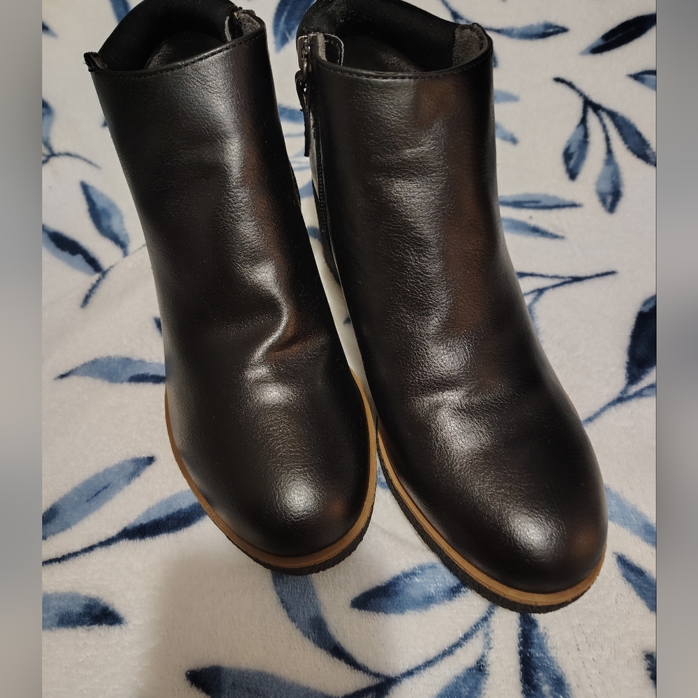 Dr Schools women's 8.5 Leather Booties